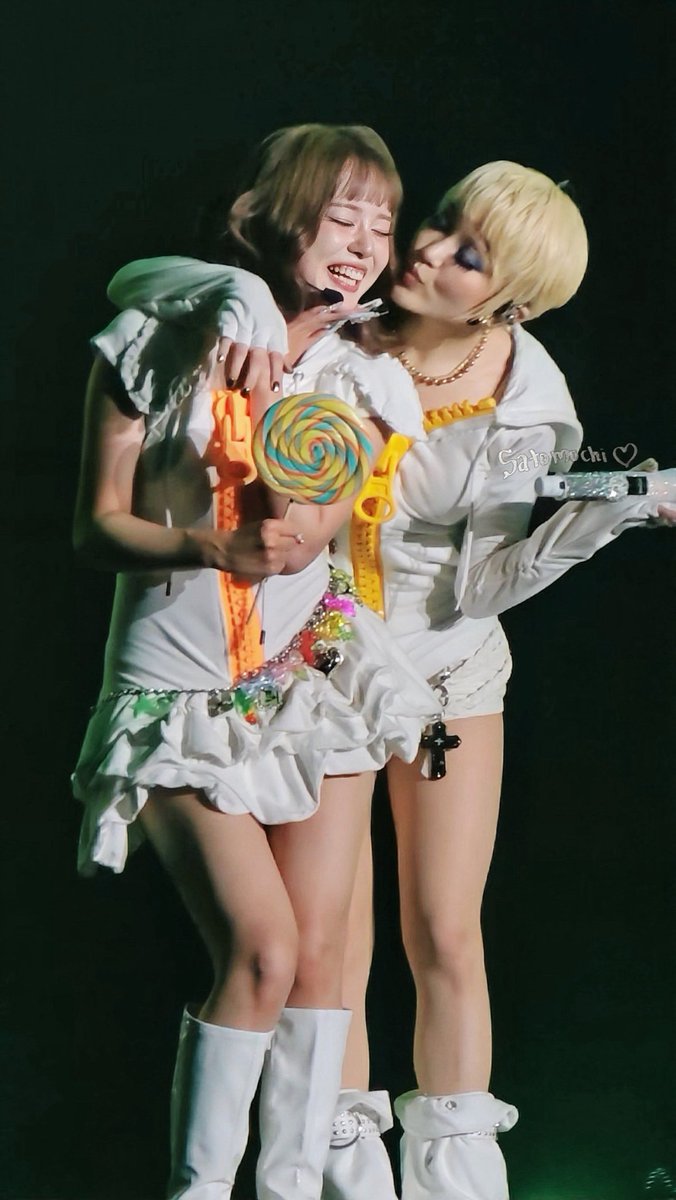 juriastar's tweet photo. chiria kiss but juria’s lollipop gets bigger with each scroll https://t.co/XtjOo4bAF3