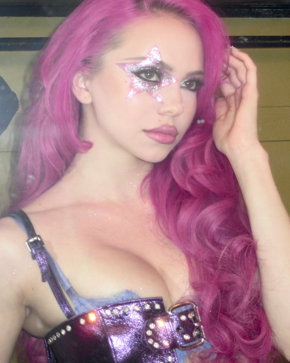 adelainsider's tweet photo. Stars in her eyes ⭐️ makeup by Jimmy Stam https://t.co/BGenLGOf0A