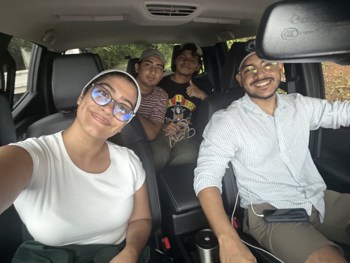 kaitleinpmd's tweet photo. mi team de hoy !!!!

@dontworrytwone se vino desde Panamá a entregar medicamentos y luego me llevó a entregar donaciones al centro de acopio de las minas. 

Están necesitando fourwheel para poder llevar donaciones, también se les está escaseando los alimentos secos. Los están necesitando mucho!

Favor compartir!!!