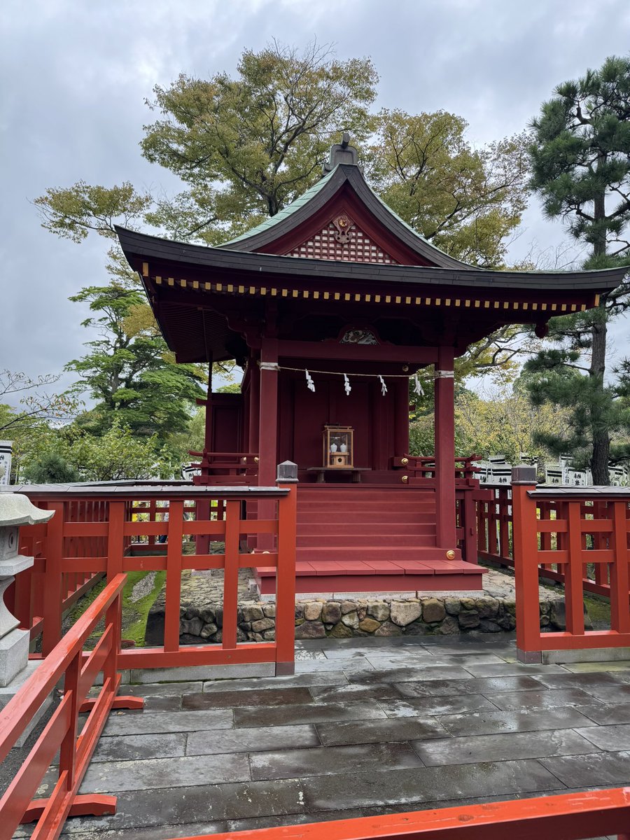 baskosanasana's tweet photo. 鎌倉・鶴岡八幡宮境内
旗上弁財天⛩️

源氏池に浮かぶ弁天島にあるのが旗上弁財天

弁天様は金運、芸能、良縁等のご利益ありますからね

社殿裏にはパワースポット
政子石🈶

政子が懐妊の際、安産を祈って置かれた石🪨

沢山ある白旗が目印の島🏝️

鎌倉七福神、弁財天を祀ってます https://t.co/XvyXsVvpVU