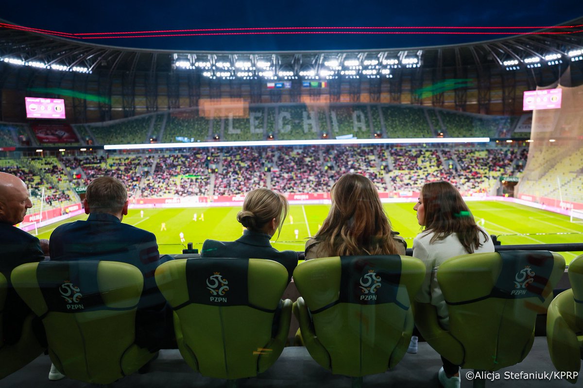 stefaniuk_ala's tweet photo. 🇵🇱 Piękne chwile dla polskiej piłki kobiecej ⚽️ Polki wygrały z Belgią i tym samym wezmą udział w finale baraży o Mistrzostwa Świata 👏 Na trybunach nie mogło zabraknąć Pierwszej Damy ❤️ https://t.co/Hn3o0CGoXg