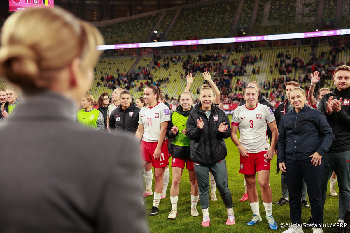 stefaniuk_ala's tweet photo. 🇵🇱 Piękne chwile dla polskiej piłki kobiecej ⚽️ Polki wygrały z Belgią i tym samym wezmą udział w finale baraży o Mistrzostwa Świata 👏 Na trybunach nie mogło zabraknąć Pierwszej Damy ❤️ https://t.co/Hn3o0CGoXg