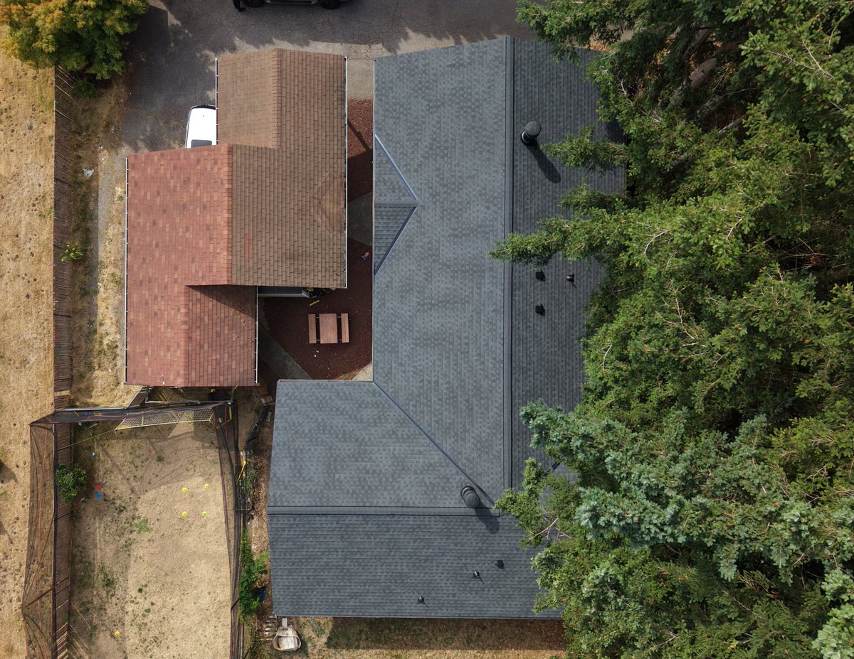 beeroofingext's tweet photo. Trees look great but they’re tough on roofs. 📷

Needles and cones trap moisture, hold debris, and wear down your shingles over time.

This one’s got a fresh start now.

#pnwroofing #roofingreplacement #beehive #roof https://t.co/990dMKROre