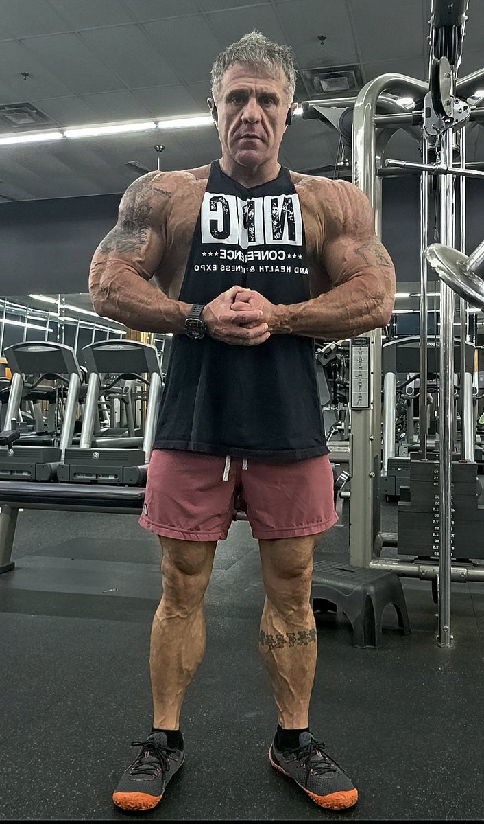 Ironhands57's tweet photo. 197.6 lbs......7 weeks into offseason push phase.  Push Day after a high food day yesterday.  Food being shuttled to the right spots.  @tywoosley23 has the improvement season rolling along well.  

Put 3 plates on the incline smith bench for a few reps today, felt stong but decided not to be stupid and backed it down to working range.  Just cause you can doesnt mean you should.