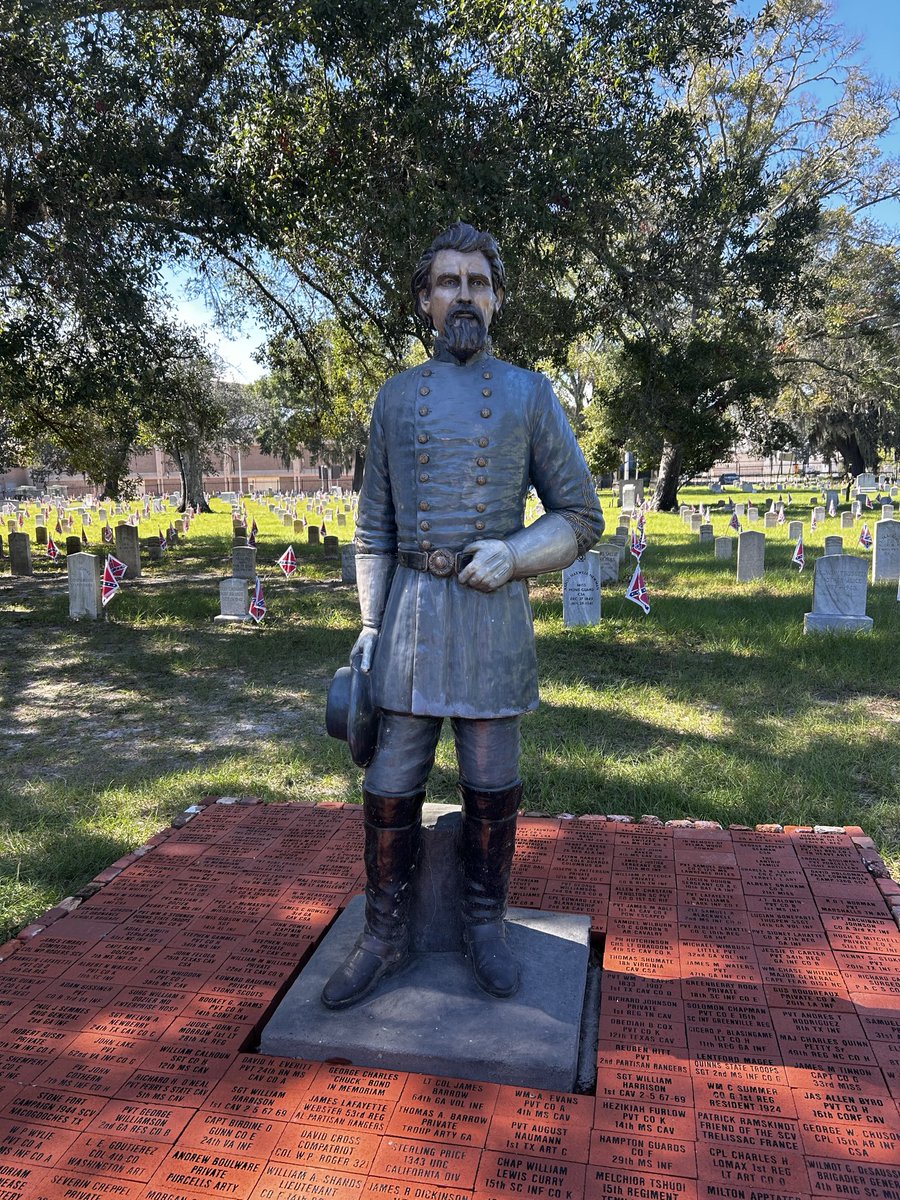 Across_Dixie's tweet photo. 🙏Forrest monument at Beauvoir (the last home of Jefferson Davis). 

#Neverforget
#confederate #bettersouth #southern #confederateflag #sonsofconfederateveterans #scv #civilwar #oursouth #southerner #Dixie https://t.co/uX3dfxQ95w