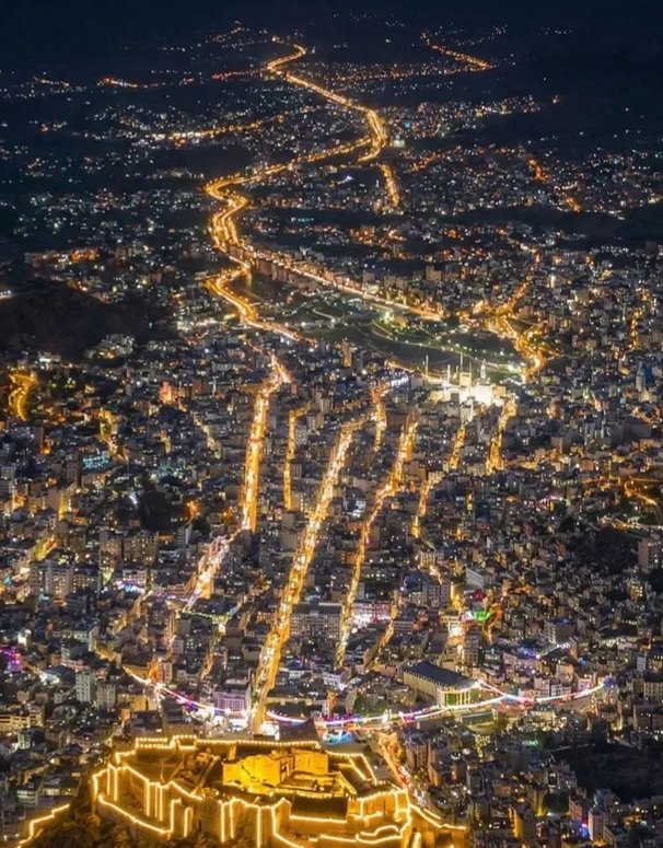asfahan777's tweet photo. تصويري الان من الخطوط الاماميه المطله ع مدينه #تعز من #جبل_صبر  ماتفصلنا الا ساعات قليله وسيتم اجتياحها بالكامل وتطهيرها من مرtزقه وصعاليك #السعودية .
#ارامكو
#مطار_الملك_خالد
#الحديده
#صنعاء https://t.co/Suhu2L0uHH