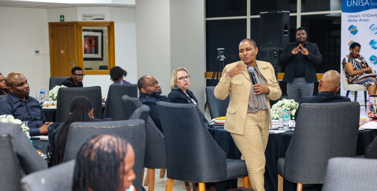 ThembiSim73's tweet photo. Earlier this evening, Minister Thembi Simelane delivered a keynote address at a Dialogue on Municipal Infrastructure Sustainable Inclusive Communities co-hosted by UNISA Graduate School of Business and Department of Human Settlements📍🇿🇦 https://t.co/i3nltp7gwY