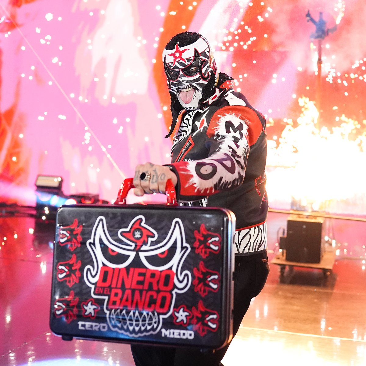 WWEJapan's tweet photo. SEÑOR MONEY IN THE BANK！🇲🇽💼 https://t.co/QRb0YwwpU1