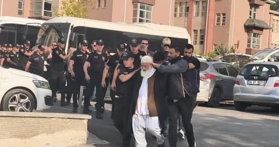 _tevhidgundemi's tweet photo. 🔴SONDAKİKA

🔻Kahramanmaraş Cumhuriyet Başsavcılığı, Kul Sadi Yüksel Hoca ve beraberinde gözaltına alınanlara yönelik keyfi uygulamaların sorumluları hakkında soruşturma başlattı!

🔻Başsavcılık açıklamasını gazeteci Kemal Öztürk paylaştı;

“Genel soruşturma usullerine aykırı bir şekilde ters kelepçeli ve enselerinden bastırılarak adliyeye getirilmeleri ve bu duruma dair fotoğrafların izinsiz çekilip servis edilmesi eylemlerine dair ilgili kamu görevlileri ve diğer kişiler hakkında resen soruşturma başlatılmıştır.”

🔻Ayrıca söz konusu olay hakkında bugün İçişleri Bakanlığı’nın da idari soruşturma başlattığı duyurulmuştu.