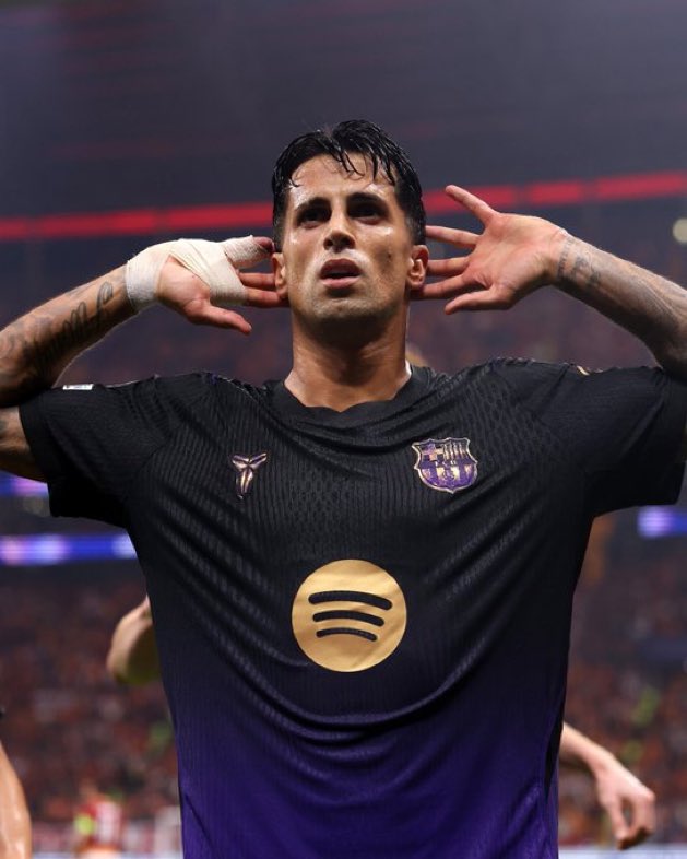 BerkBekgoz's tweet photo. João Cancelo, attığı golün yanı sıra topsuz oyundaki etkisiyle de fark yarattı. Özellikle yaptığı koşular ve doğru pozisyon alışıyla Yunus–Torreira bağlantısını neredeyse tamamen kopardı. 4 kez sahipsiz top kazanırken, paslarının %88’ini ileriye oynadı. Ayrıca anlık olarak oyunun yönünü değiştiren 4 uzun pasla bu alanda maçın en yüksek sayısına ulaşan isim..