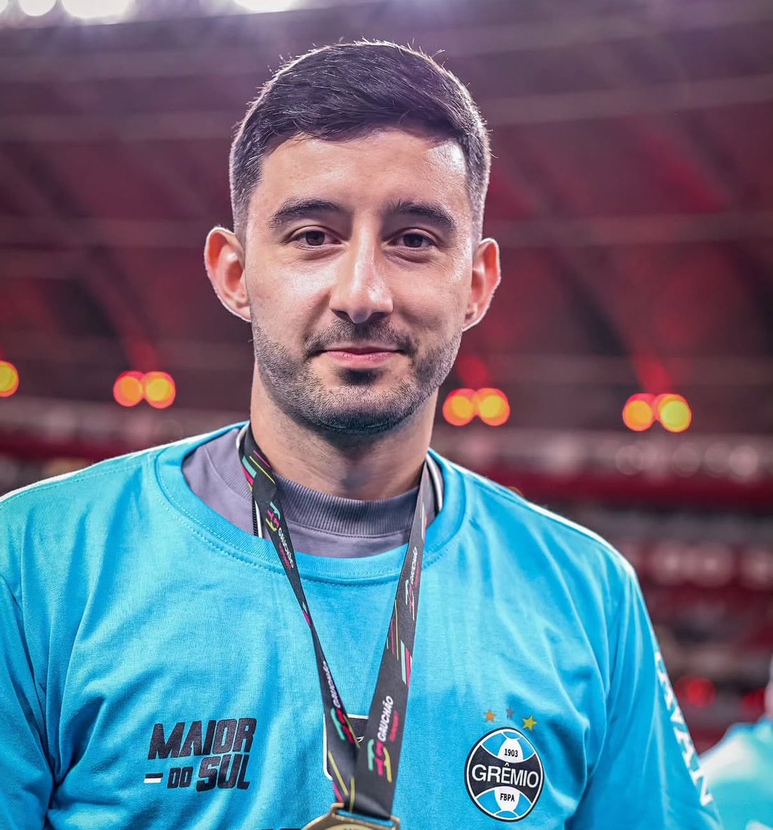 golgremio's tweet photo. 🚨🚨🚨

O atleta Villasanti será desfalque do Grêmio no próximo jogo do
campeonato brasileiro, segundo informações o volante está preso em uma armadilha de dedo chinesa, a tendência é que ele esteja livre somente no próximo dia 23/10.

🗞️ @geglobo https://t.co/DtTKyFF5Oi