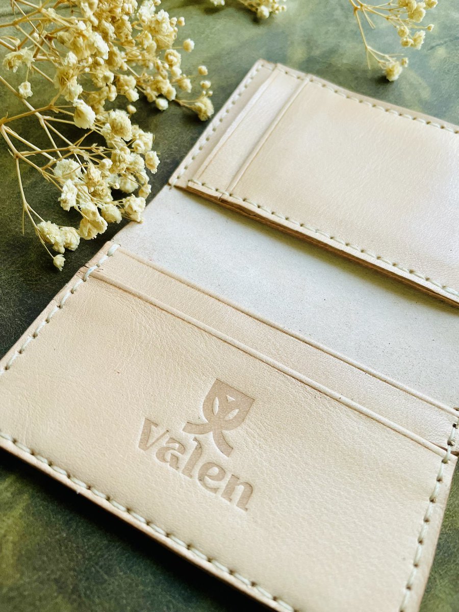 christy177888's tweet photo. للي لسة ميعرفنيش هنا 
انا leather crafter 
بعمل wallets -cardholder-passport holder -bags - belts 
ولو فيه حاجة معاكوا عايزين تعملولها كڤر لاب توب او تابلت  اي حاجة عايزين تحافظوا عليها بتبعتوا ليا المقاسات وبنعملها 
وكل دة جلد طبيعي اكيد ❤️ 

https://t.co/SY8YXDlXoL https://t.co/xjjlsNTDPr