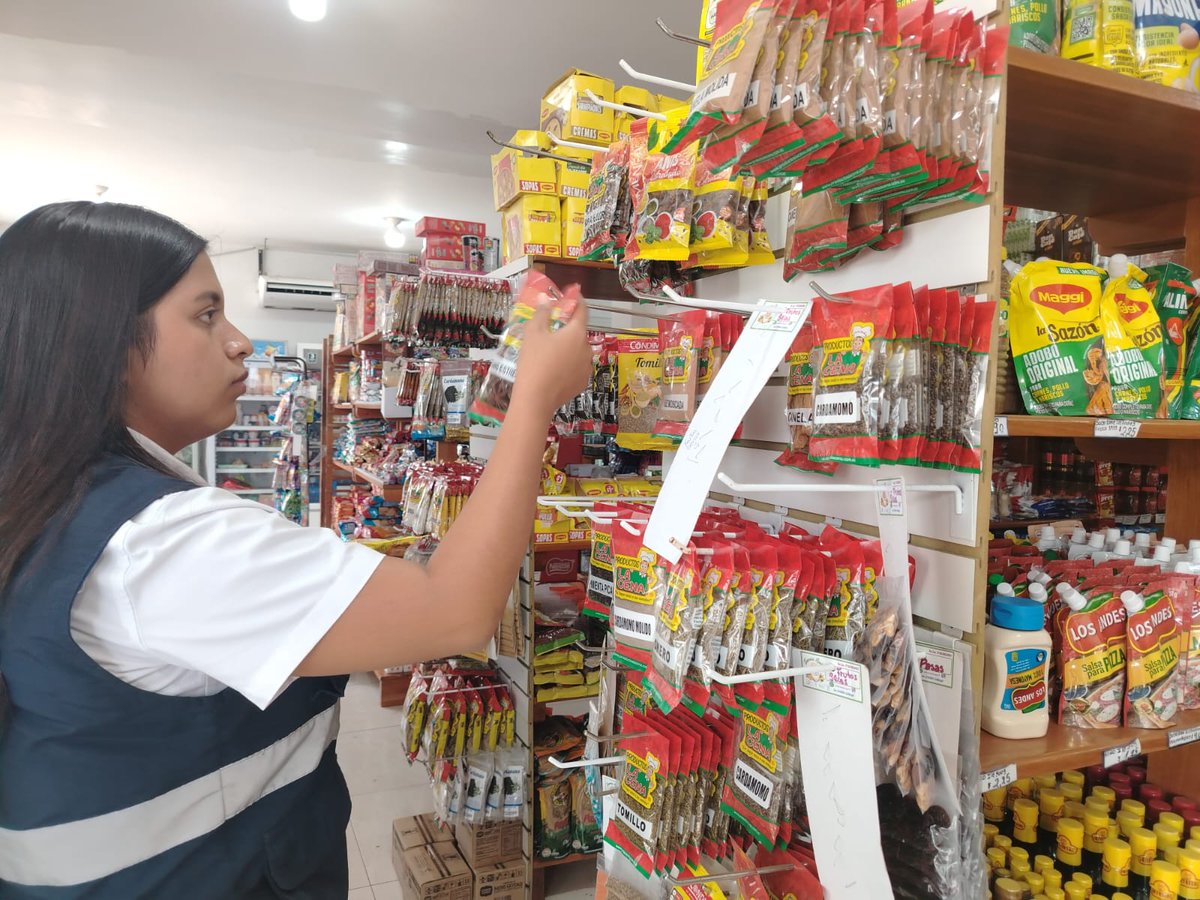 CGGalapagos's tweet photo. La Intendencia General de Policía, en coordinación con la @PoliciaEcuador, ejecutó controles preventivos de precio, peso y calidad en tiendas y puestos del mercado municipal de San Cristóbal y establecimientos comerciales de Isabela. https://t.co/j8PAnRbw4z