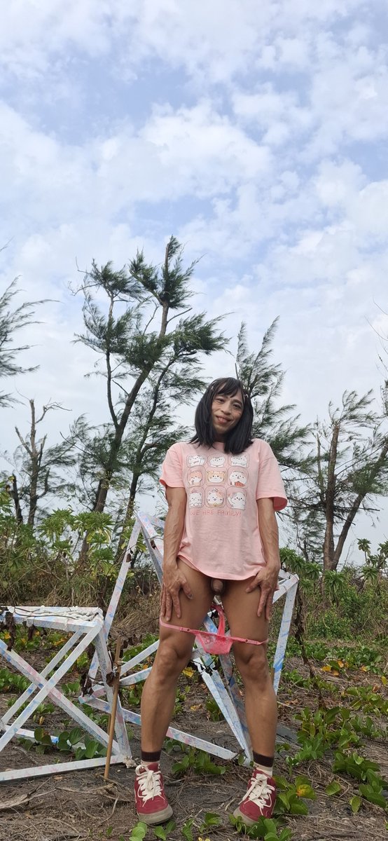 atrou0714's tweet photo. 每個偽娘都有自己穿著女裝的理由吧？
而我是想找回逝去的歲月，又喜歡男人又喜歡女人的我，在青春期的性幻想中都是跟一對夫妻做愛，自己也搞不清楚心理性別到底是什麼？
而20��前只能偷偷穿家人的衣服，也買不到適合的內衣，只能到小北買性感睡衣--自己沒奶也撐不起來--半夜穿給自己看 https://t.co/62eKn5R3ke