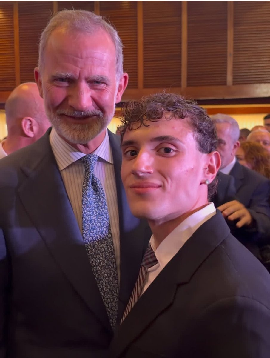 FonsiLoaiza's tweet photo. El ultraderechista Juan Ruiz se ha dedicado a grabar sin consentimiento, acosar y perseguir a migrantes en Ceuta. Hoy, los monarcas Felipe VI y Letizia se han fotografiado con este tipo que pide cacerías racistas. https://t.co/3lBReXMUCN