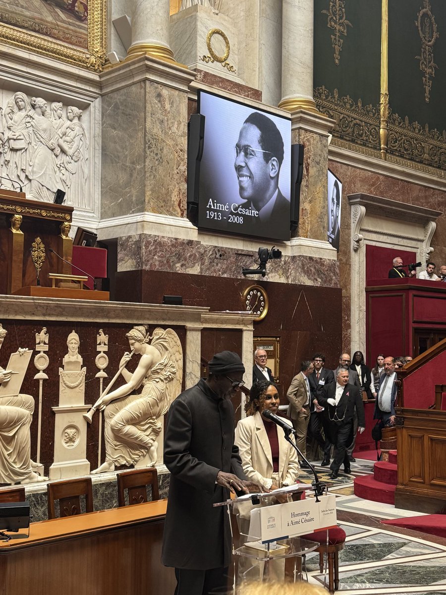 RoyalSegolene's tweet photo. Émouvante et joyeuse cérémonie de pose d’une plaque au banc d’Aimé Césaire, à l’initiative de mon amie Béatrice Bellay, députée de Martinique. Ça nous a rappelé la belle rencontre à Fort de France en 2007, car Aimé Césaire était le président de mon comité de soutien de la présidentielle. « Ma bouche sera la bouche de ceux qui n’ont pas de bouche, ma voix celle de ceux qui s’effondrent au cachot du désespoir »