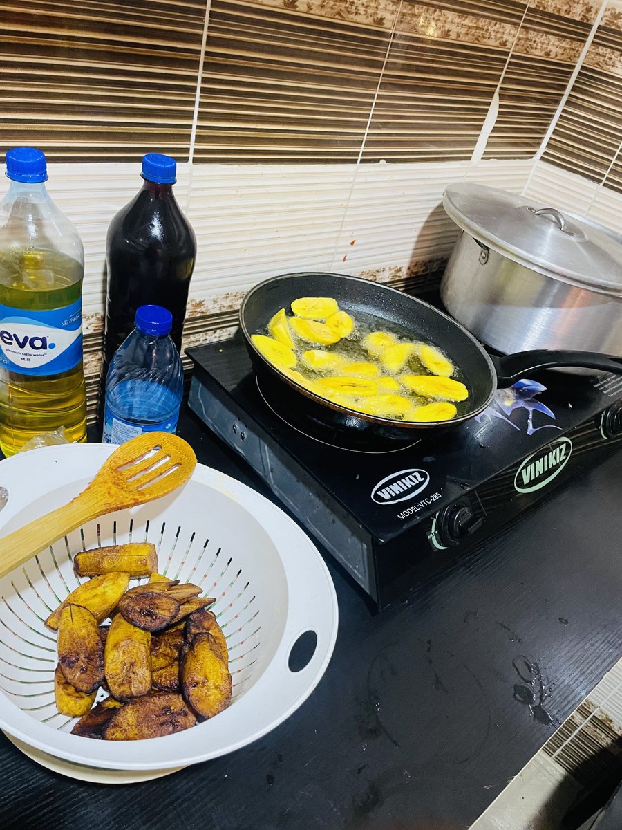 waggydey4you's tweet photo. I pity who go marry all these Twitter girls wey come this trip..

Non of dem sabi cook 💔😂 https://t.co/mNghtTTZyk