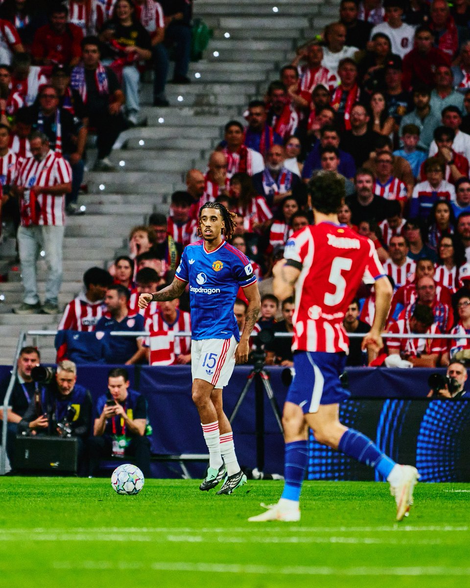 StatmanDave's tweet photo. Leny Yoro’s game by numbers vs. Atletico Madrid:

100% duels won
88% pass accuracy 
59 touches 
7 passes into the final third 
3 clearances 
2 interceptions 
2 tackles
1 absolute joke of a red card

When it rains, it pours. 🌧️🌧️🌧️ https://t.co/vV8Wd3v5zZ