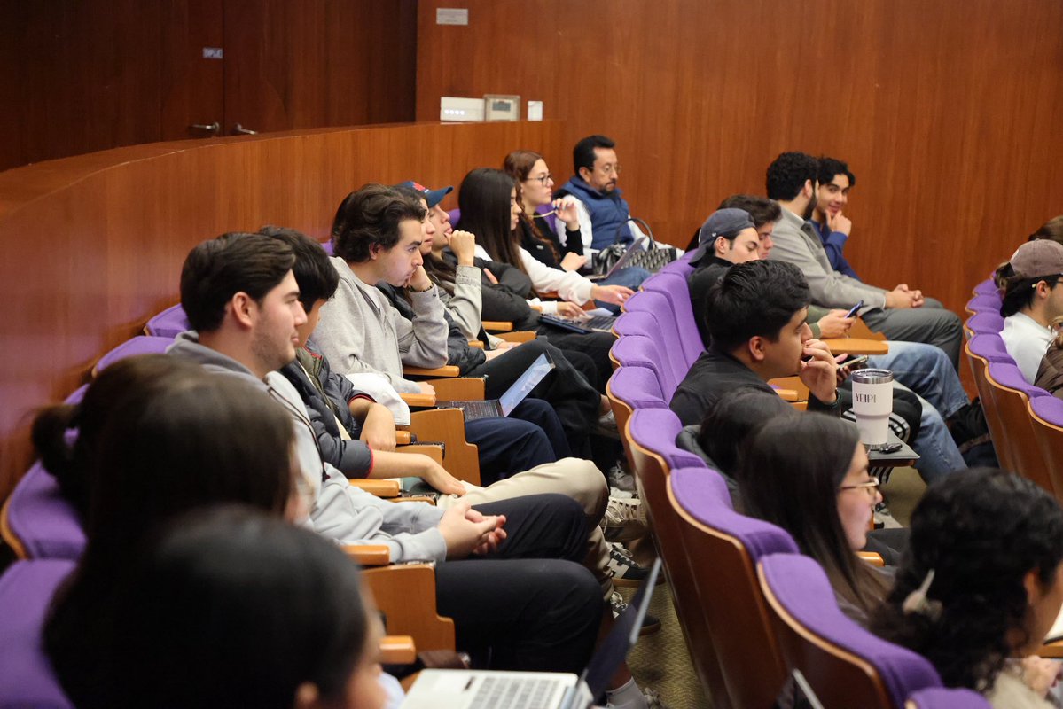 Tec_CSF's tweet photo. 🌟 Recibimos a Justin Craig, investigador en Empresas Familiares y docente de instituciones como Kellogg School of Management y Bond University, quien compartió su experiencia con estudiantes de Negocios como parte de Faculty of Excellence. 💙 https://t.co/JMI4OKCXfj
