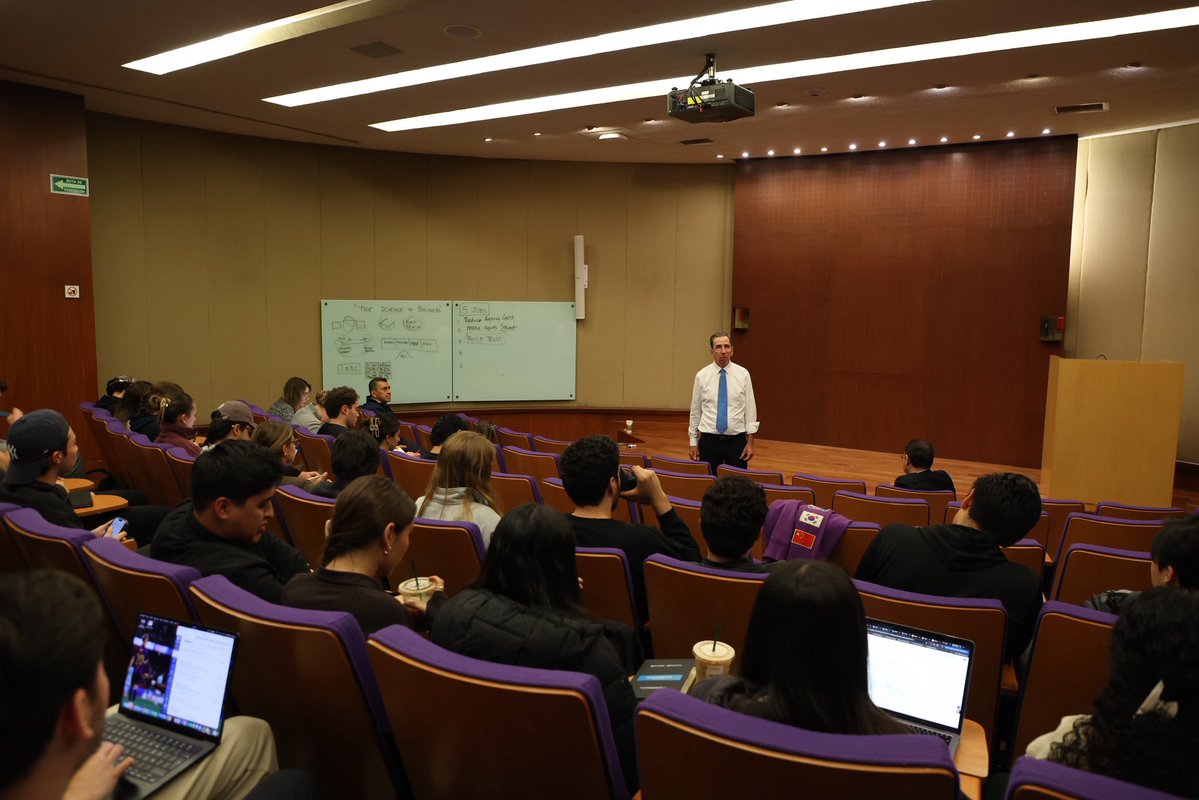 Tec_CSF's tweet photo. 🌟 Recibimos a Justin Craig, investigador en Empresas Familiares y docente de instituciones como Kellogg School of Management y Bond University, quien compartió su experiencia con estudiantes de Negocios como parte de Faculty of Excellence. 💙 https://t.co/JMI4OKCXfj