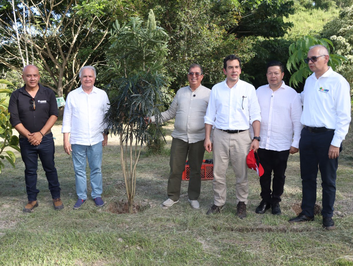 CAMHUILA's tweet photo. #NoticiasCAM 🗣️💚 | Minambiente respalda proyectos de conservación que se desarrollan en el Huila 👉🏻 https://t.co/99c7diPFhu
 
La visita de los ministros de Ambiente y del Interior al #Huila permitió fortalecer el trabajo conjunto para proteger los ecosistemas estratégicos. https://t.co/6gJjjXngZ6