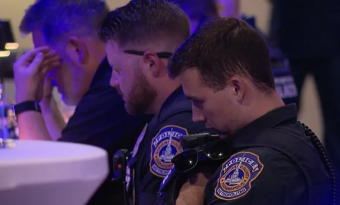 RickFOP86's tweet photo. PRAYERS FROM INDY for our Sisters and Brothers of the Minnehaha County (SD) Sheriffโs Office
They are grieving the Line of Duty Death of a Deputy who died three days after being Shot in confrontation during an investigation
#Heartbreaking #ThinBlueLine https://t.co/JMYPoTbPGV