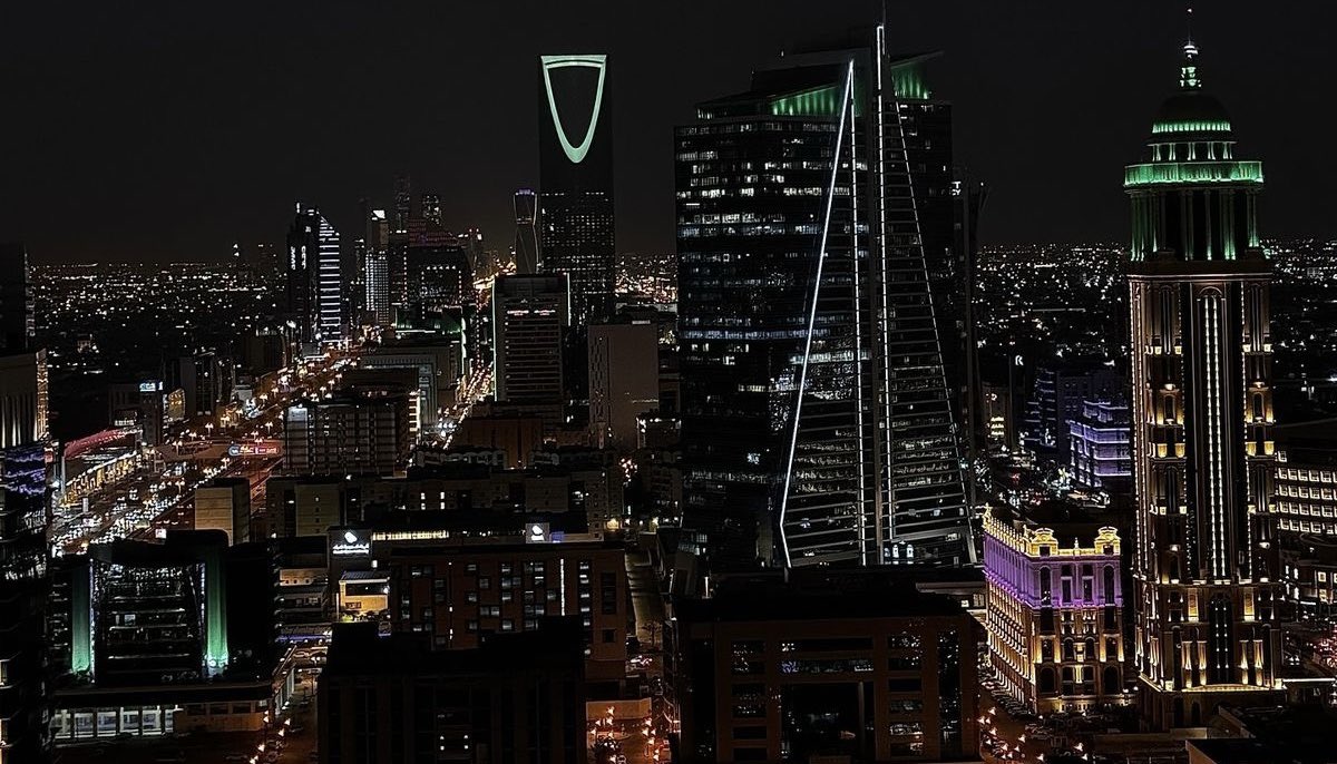 v1irn's tweet photo. الفرق بين :

الليل في الرياض 🇸🇦 ، الليل في صنعاء 🔥🚀 https://t.co/BkLqhbFCLA
