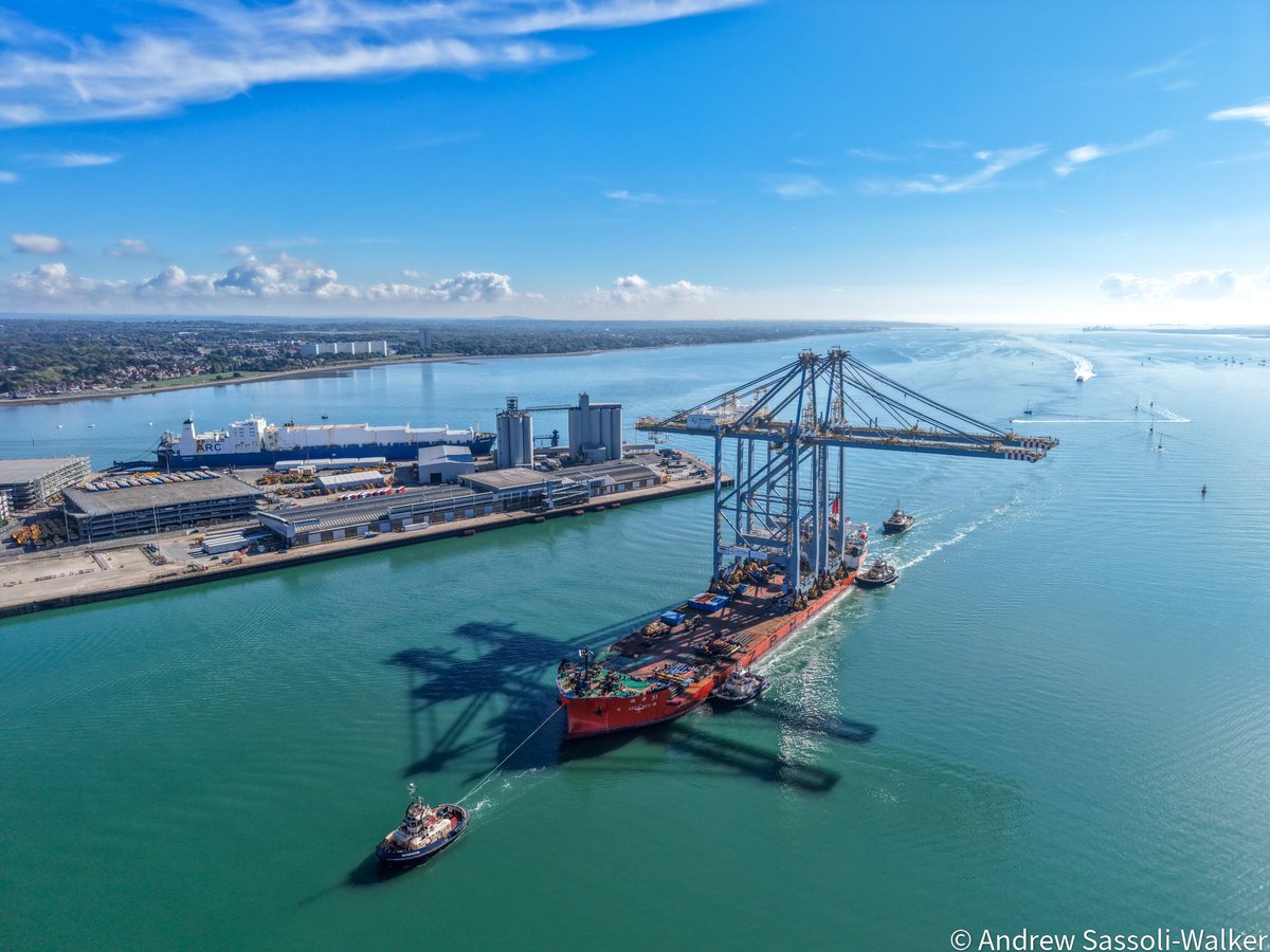Andrew_SW's tweet photo. To say these cranes are huge is an understatement!

Tallest &amp; biggest in Europe, full of state of the art tech, &amp; worlds away from the first container cranes that started in the port in 1970.

They dominate the Southampton skyline, in fact can be seen a lot further away than that https://t.co/8Hkoo5fT4e