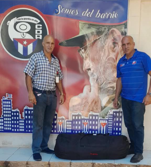GHNordelo5's tweet photo. En los #CDRCuba entregamos hoy al Dr. Reinaldo Martínez, director del hospital "Julio Trigo", una donación de antibióticos y otros medicamentos enviada por la Asociación de Cubanos Residentes en México "José Martí". ¡Gracias, hermanos!  #CubaNoEstáSola #Cuba #CubaNoSeRinde https://t.co/UtqYeqibLi