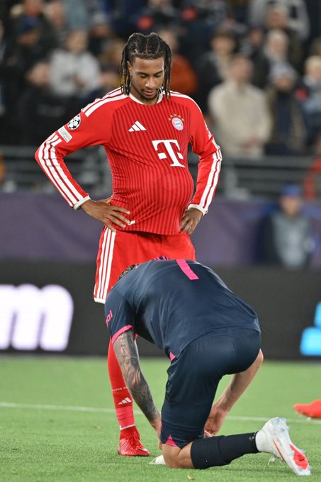 TouchlineX's tweet photo. 🚨 𝗡𝗘𝗪: Bayern Munich will be FURIOUS with Michael Olise tonight! 😡  

They were losing 2-0, they MANAGED to turn the game around by scoring 3 goals and then Michael Olise decided to throw the ball into someone's face and received a STRAIGHT RED CARD, Bayern Munich ended up DRAWING the game 3-3!