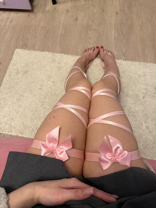 momMinerva0's tweet photo. Who wants to be my footrest? 
❤️ this to apply https://t.co/XNkXe279Er