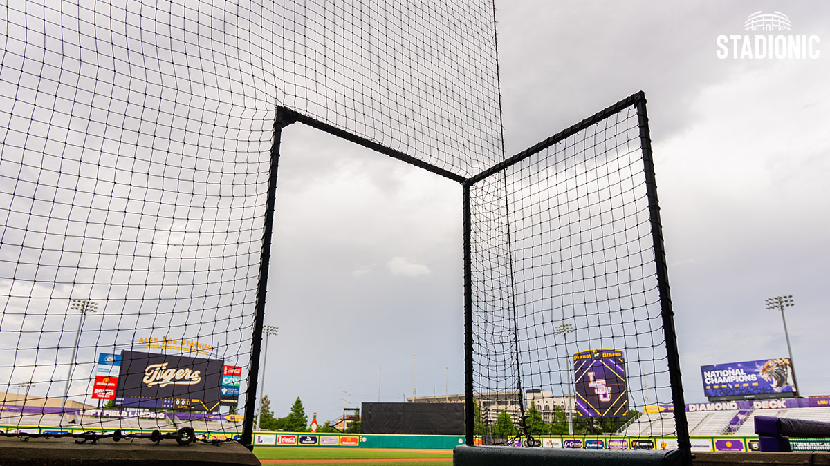 NettingPros's tweet photo. Field access belongs in the netting plan, too.

This custom door at LSU combines a netted upper section with padding below, fitting into the surrounding barrier while allowing people and equipment through.

@LSUsports #SportsFacilities #Stadionic https://t.co/ObgylM4RBd