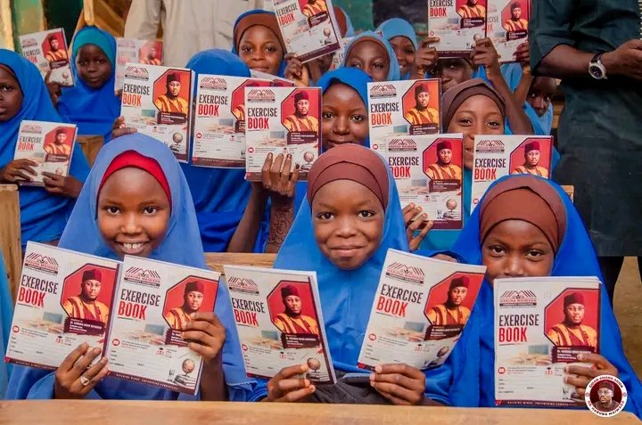 Muhamma32777496's tweet photo. Labari Cikin Hotuna!!! 

Gidauniyar Gidan Amana Akida a bisa shugabancin wanda ya assasa ta a jihar Katsina Dr. Haruna Umar Maiwada. 

Ta kaddamar da fara rarar ba Litattafai ga wasu makarantun dake karamar hukumar Katsina https://t.co/H3m2sxNca7