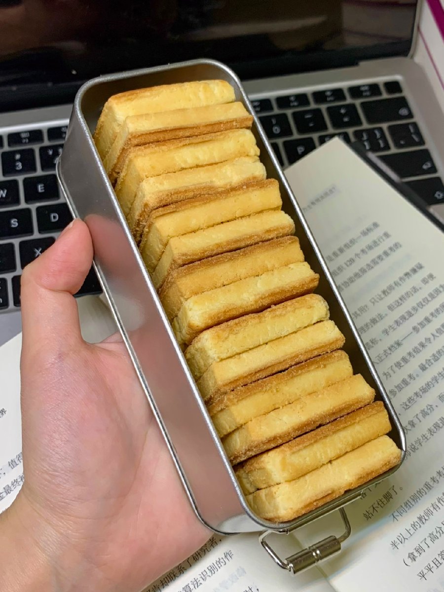 Concetta81ibv's tweet photo. [帰宅途中にパン屋で見つけた、変わった味のクッキー。乗っているフィリングがちょっと変わってる？ 食べるのが楽しみ！]， https://t.co/GRGzMBxBGt