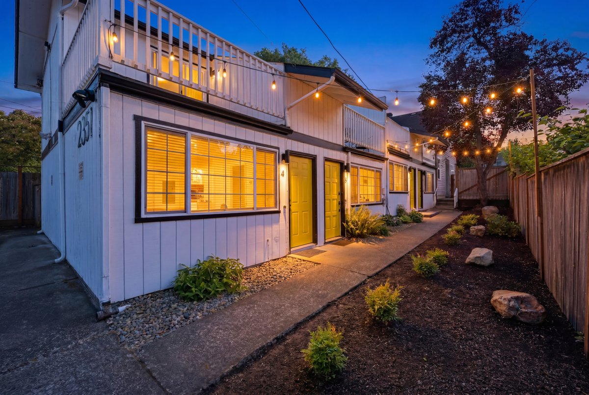TheNestVacation's tweet photo. 🏡😍 STAY IN THE NEST TONIGHT! 🦆💚💛

🔗 BOOK DIRECT:
https://t.co/gDdeSYnBmY

📅 AVAILABLE TONIGHT — OCTOBER 13–16!

Looking for a comfortable place to stay in Eugene? Our updated Condo #3 at theNest on Willamette is ready for you!

🛏️ Comfortable king bed
❄️ Air conditioning
🍳 Full kitchen
📺 Smart TVs & Wi-Fi
🚗 Convenient parking
📍 Near the University of Oregon, Autzen Stadium & Amazon Park

Whether you're visiting UO, exploring Eugene, or just need a relaxing place to stay, make yourself at home at theNest!

💚 Check in tonight. Relax and enjoy Eugene!

#StayInTheNest #EugeneOregon #UniversityOfOregon #GoDucks #VisitEugene #EugeneVacationRental #LastMinuteStay #BookDirect #AutzenStadium