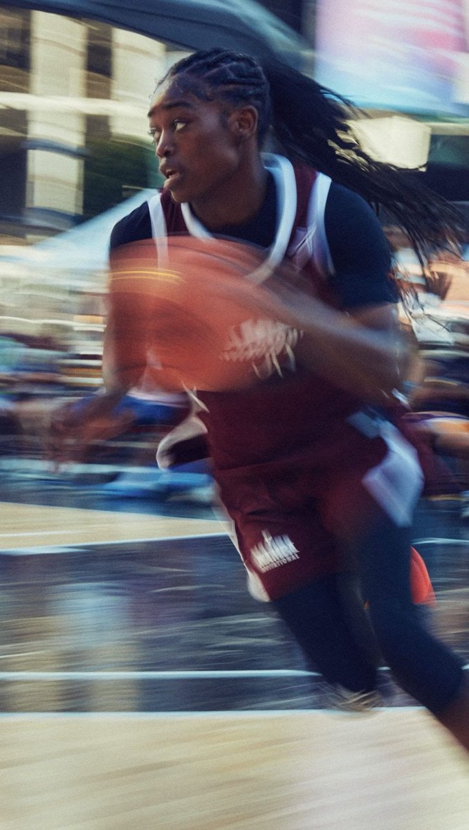 NikeGirlsEYBL's tweet photo. The Move 🏀

GG Banks opening her bag and breaking down Paige Bueckers’ hesi-pull. 😮‍💨

Check out more Nike behind-the-scenes storytelling and short stories on The Record.

🔗: https://t.co/aF0YmYZ1kT https://t.co/Xyo2MPkB4U