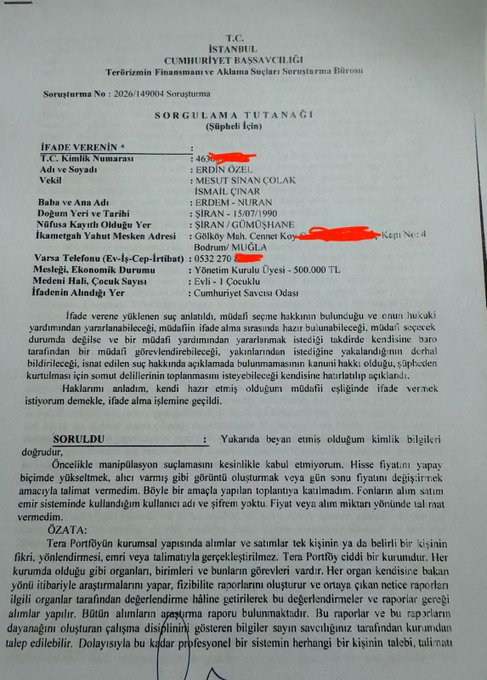 fonunmagdurlari's tweet photo. 🚨 #SONDAKİKA ERDİN ÖZEL SAVCILIK İFADESİ ORTAYA ÇIKTI: ERDİN ÖZEL: BİZ TALİMAT VERDİK SAKLAYICI KURULUŞ ÖDEMEYİP TEMERRÜDE DÜŞÜRDÜ

TİP İstanbul Milletvekili, tutuklanan Tera Portföy Yönetim Kurulu Başkanı Erdin Özel’in savcılık sorgu tutanaklarını paylaştı. Ortaya çıkan tablo korkunç:

📌"Yatırımcılardan yaklaşık 300 milyar TL çıkış talebi geldi, saklama kuruluşları ödemeleri gerçekleştirmedi, temerrüt yaşandı."
📌İsviçre, Avusturya ve Lüksemburg merkezli paravan fonlar (Shield, Spectra, Aurelius, PSI) üzerinden piyasanın soyulduğu, yabancı yatırımcı kılıfıyla halka arzlara girildiği itiraf edildi!
📌Milyarlarca liralık vurgunun ortasında "etkin pişmanlık" diyerek 500 bin TL yatırıp kurtulmaya çalışmışlar.
📌 SİYASİ ORTAKLARA SIFIR SORU: Savcılık, fon soygununa dahil olan bürokrat ve siyasiler hakkında TEK BİR SORU BİLE sormamış.

Özetle Ahmet Şık Erdin Özel’in savcılık ifadesinin önceden hazırlanmış ve yüzeysel gibi olduğu belirtiliyor. Özel, Tera Portföy’de kararların kurumsal süreçlerle alındığını, OZATD ve TRHOL hisselerinde manipülasyon yapmadığını, fon ödemelerindeki temerrüdün saklama kuruluşlarından kaynaklandığını söyledi. Şık, araştırma raporları, işlem kayıtları, koordinasyon, menfaat sahipleri ve AKP/bürokrasi bağlantılarının (Fatma Betül Sayan Kaya dahil) hiç sorulmadığını vurguluyor; yabancı fonlarda kısmen sorulmuş.

Yorumlarda buluşalım👇