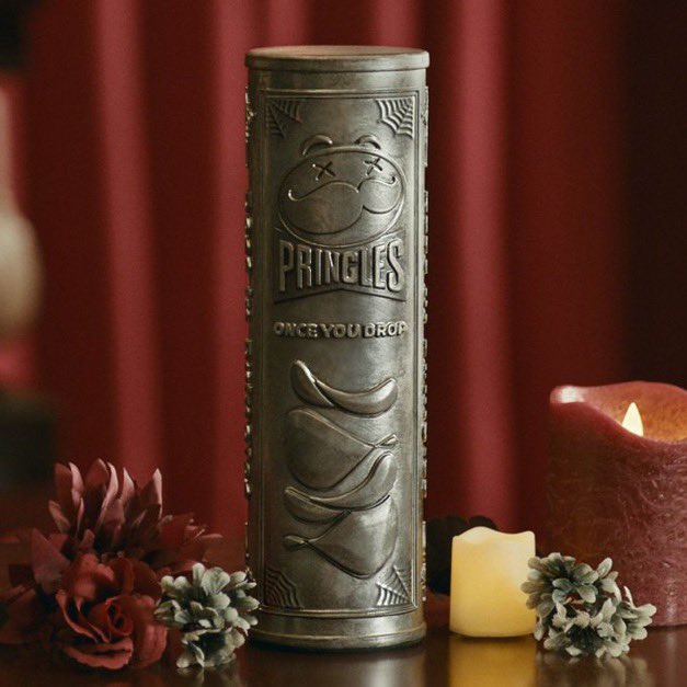 Kulturlesite_'s tweet photo. 🚨 INSOLITE

PRINGLES offre 200 ANS DE CHIPS GRATUITES à la personne qui acceptera d’avoir SES CENDRES dans une URNE en forme de BOÎTE DE CHIPS !! 

La personne recevra une urne personnalisée avec la récompense qui lui sera transmise après sa mort 💀 https://t.co/URV1LcQGeF