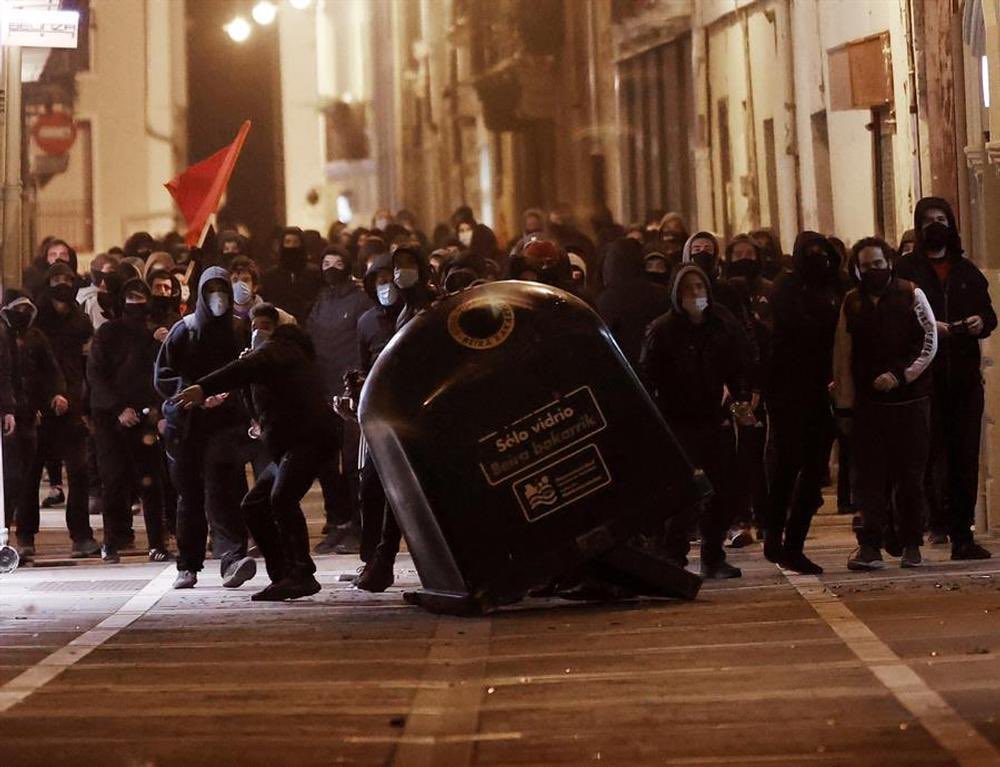 baskdefenders's tweet photo. 🚩Antifascism never goes out of fashion! #FCKUIP #FCKNZS #FCKSPN https://t.co/4Y6ZRXXDY3