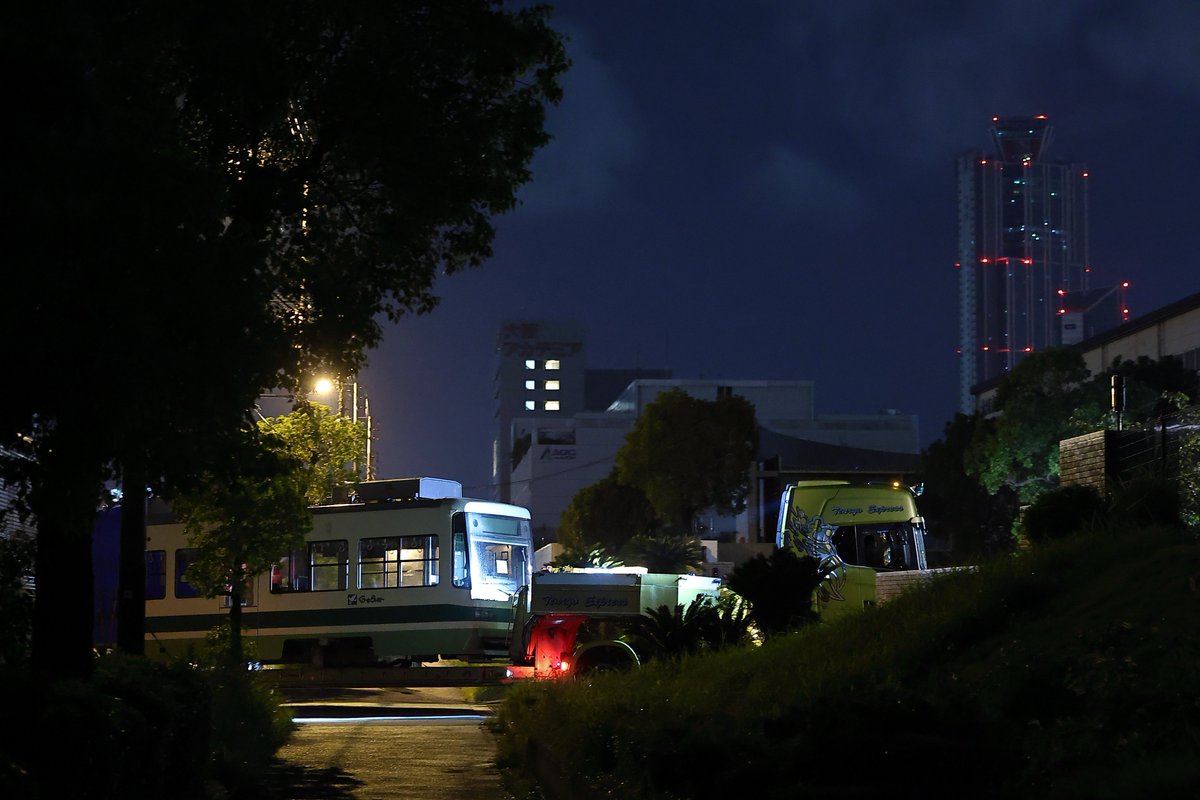 sanyo330985's tweet photo. 広電 3906号 陸送

ぐりーんらいなーの愛称を持つ同車がリニューアルのため来阪 https://t.co/ZLiEckaunr