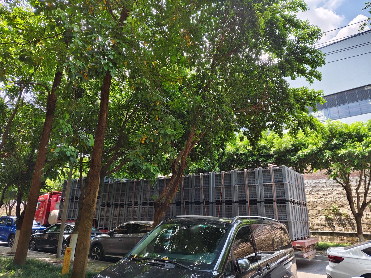 laaavakigate's tweet photo. トラックの荷台に載荷された荷物を降ろす際、荷物を保護するトレイが活躍する！ https://t.co/ng4I2UrJxC