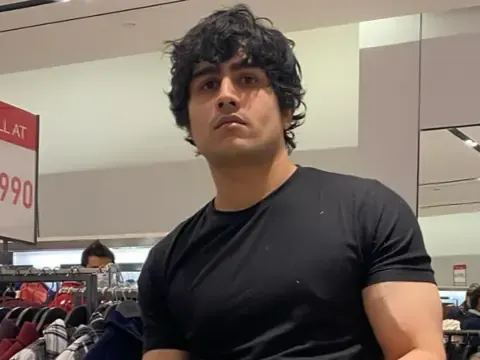 Hasyanama's tweet photo. 🚨Breaking : Yet to be confirmed

Rumour : Nakul for his return has re negotiated his contract and is right now the highest paid contestant of this season. Almost at par with Top 5 Season 13 contestants.

Holy shit. 4D Chess.🔥

#BiggBoss20 #BB20 #NakulDhull https://t.co/ltlJFHXI7H