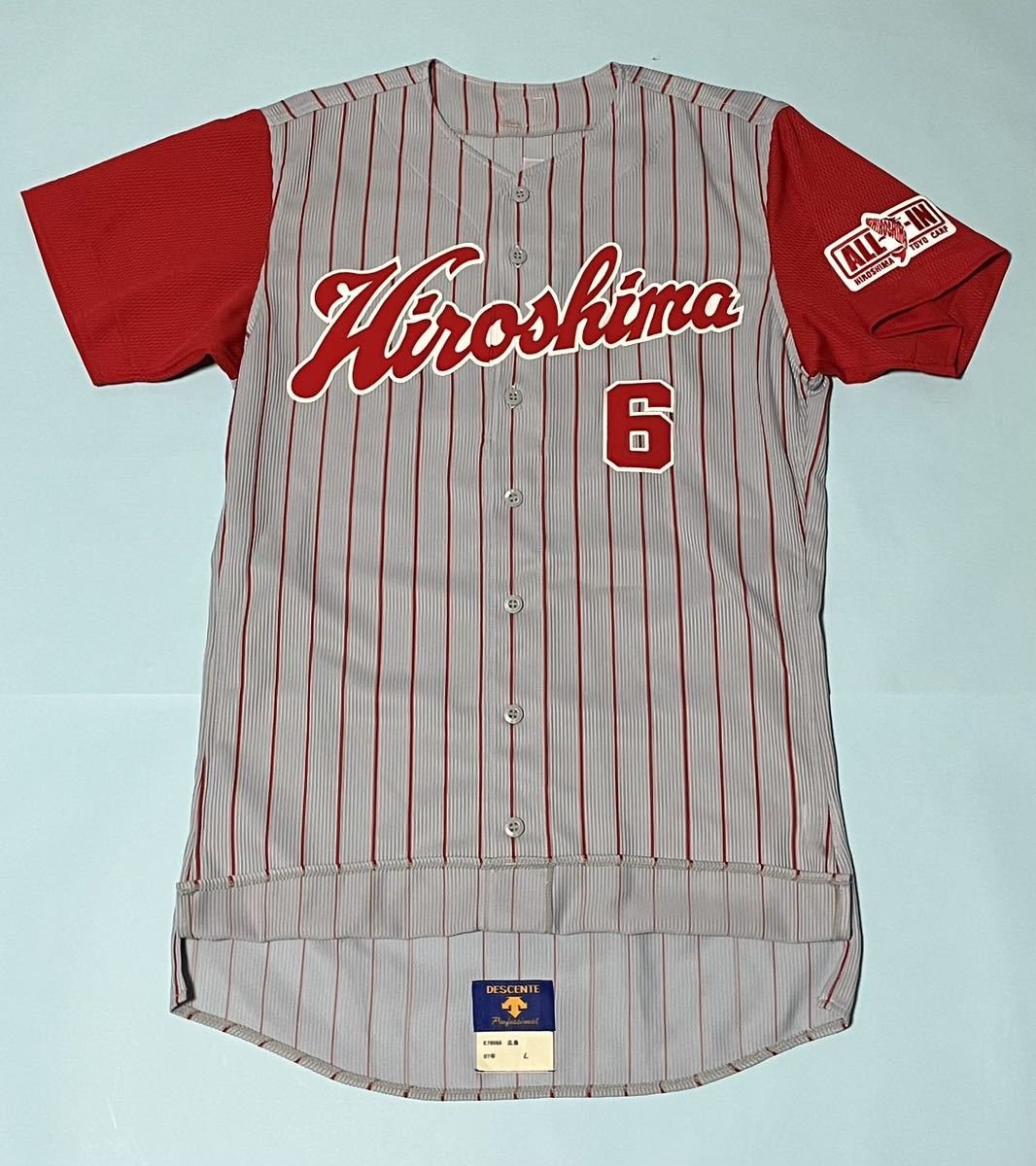 izuminosumica40's tweet photo. カープのビジターユニフォームのみの変更ってこのユニフォーム以来じゃないですかね？🤔
（胸ロゴ→ブロック体から筆記体に変更のみ。
デザインに大きな変化は無し
期間は2007年〜2008年の2年間）

しかも何故かレプリカタイプがなく、プロモデルのみの販売でした💦

（画像は拾い画像です） https://t.co/2W5HD0Zdnh