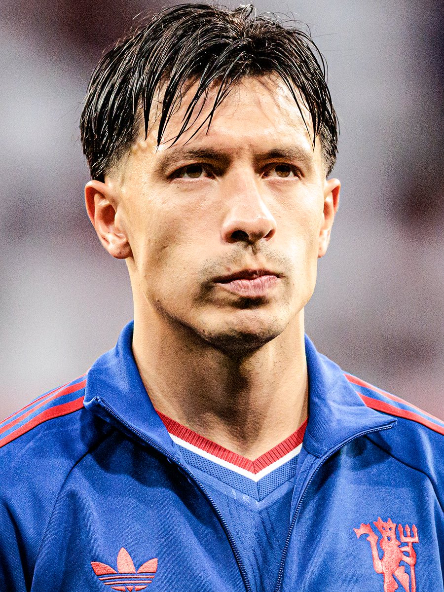 footballontnt's tweet photo. Lisandro Martinez didn’t hold back after Man United’s defeat to Atletico Madrid:

💰 On squad investment: “Yes. I expected more from our technical director.”

👔 On Carrick’s job this season: “You keep changing managers, but what about other areas? It’s easy to say coach, players, but we also have to look at others.”

📉 On Man United’s performance: “The performance was poor, really poor. I have to control myself. It mirrors our club currently. This isn’t a Champions League quality club.”