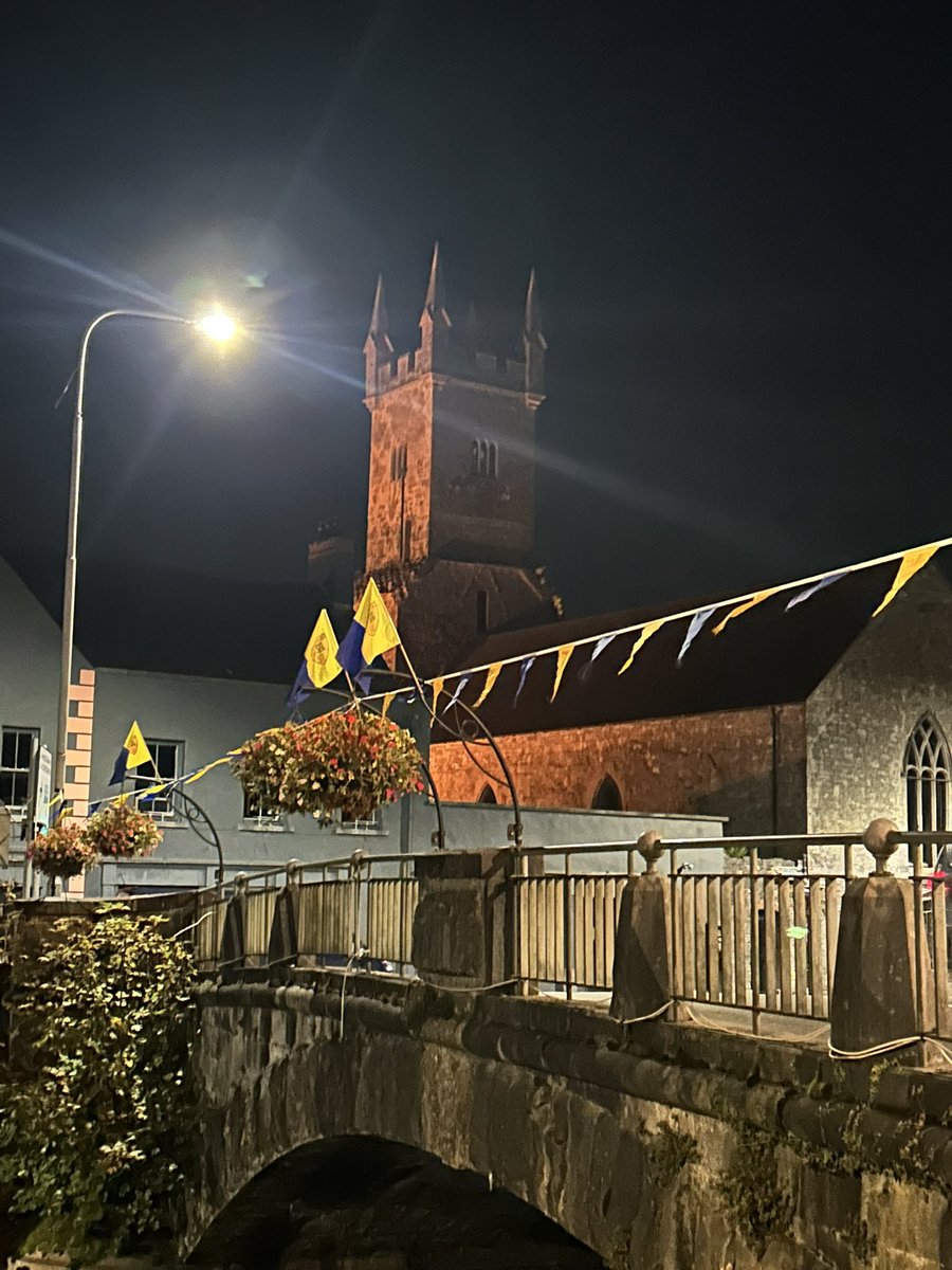 BannerGAAEnnis's tweet photo. π‘π΅The saffron & blue is decorating Ennis. Hereβs a few images from tonight of the lads work at The Club Bridge , The Maid of Eireann and the Claureen Roundabout . #CountyFinal #bannergaaennis #gaainennisπ‘π΅ https://t.co/s2kuOKhewv