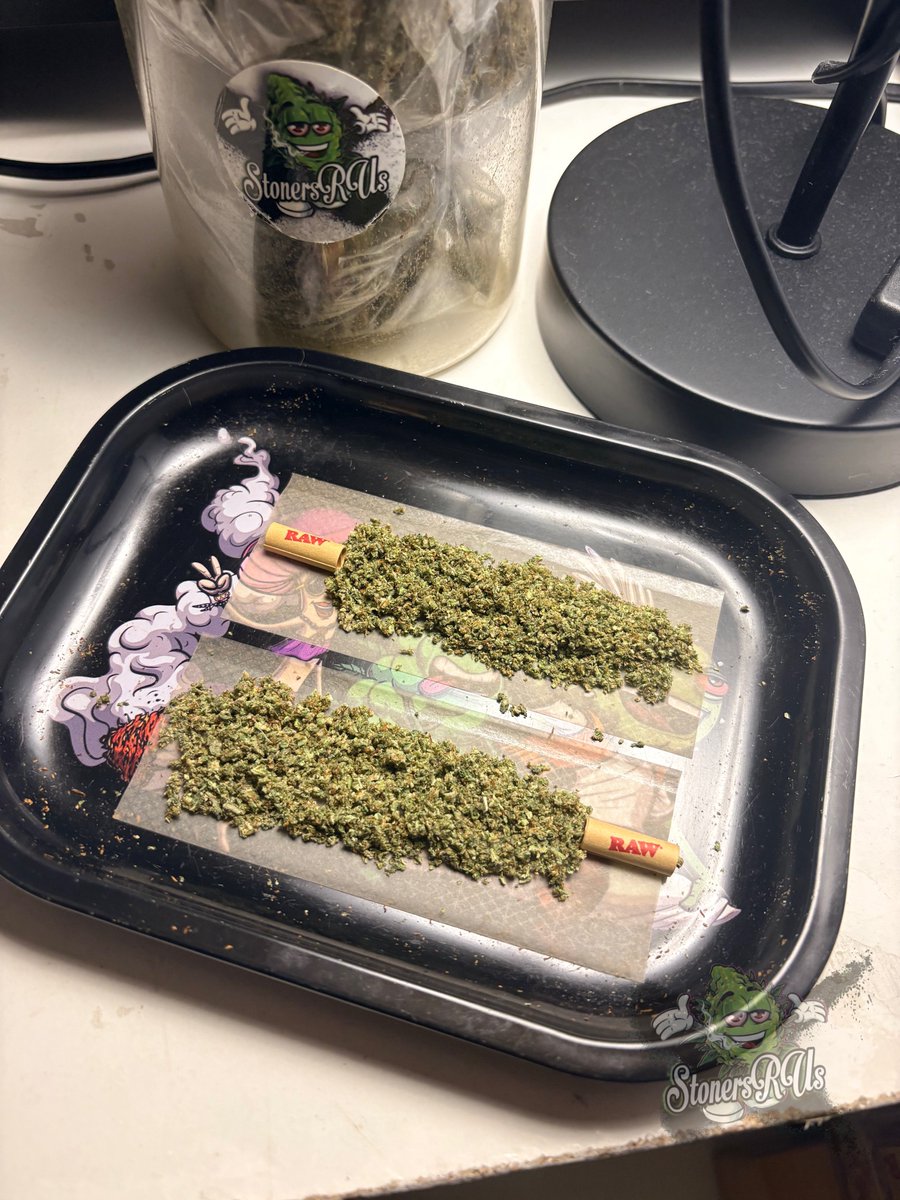 _StonersRUs_'s tweet photo. Which way does everyone roll their joints? 🤔 https://t.co/79eNOlIJ51
