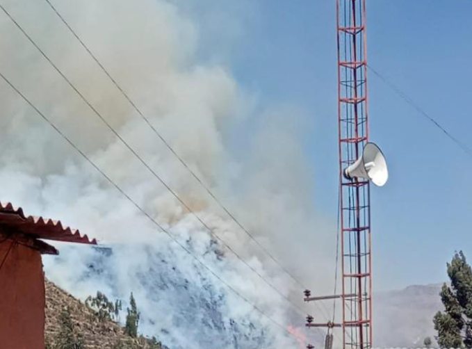 COENPeru's tweet photo. #Arequipa: esta tarde inició un #IncendioForestal en los sectores Marquishahui y Bomboncilla, distrito de #Coporaque, provincia de Caylloma. Hasta el lugar se desplazaron representantes de la municipalidad para realizar la #EDAN y coordinar las acciones de respuesta. Fuego se encuentra activo.