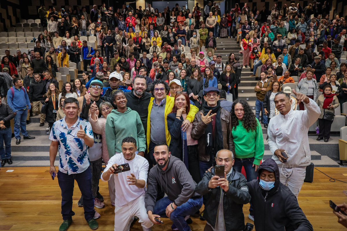CarlosFGalan's tweet photo. Nos despedimos del secretario @RobertoAnguloS con un anuncio clave: lanzamos 5 nuevos centros de acogida para habitantes de calle. 

El legado de Roberto seguirá presente en cada uno de los logros de la Secretaría de Integración Social: erradicamos el hambre para un millón de personas, 477.000 personas salieron de la pobreza monetaria, por primera vez llegamos a poblaciones como familias en pagadiarios y personas mayores en abandono.

Y no vamos a parar. Los 5 nuevos centros ubicados en las localidades de Santa Fe, Kennedy, Suba, San Cristóbal y Tunjuelito cuentan con procesos de formación, asesoría jurídica, apoyo laboral, arte y deporte.

Gracias a Roberto y a su equipo por ponerle una cara humana a la formulación de políticas públicas y por convertir todas las ideas en transformaciones visibles en la vida de los bogotanos.
