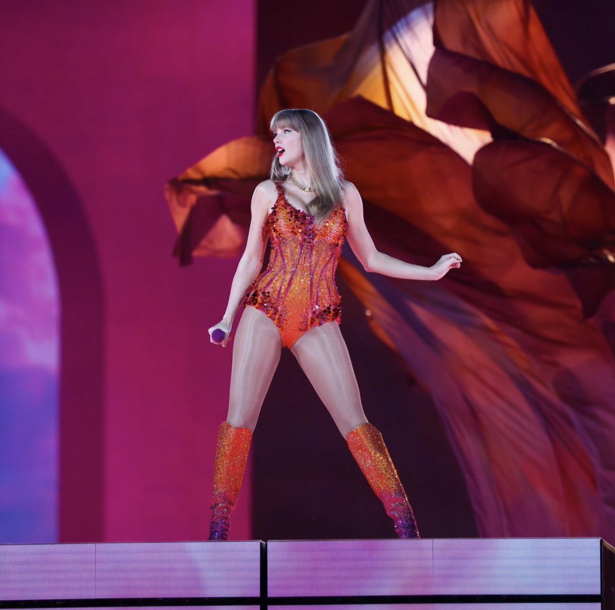 Uscurrents360's tweet photo. | Taylor Swift was named the IFPI's best-
selling female artist worldwide for SIX CONSECUTIVE YEARS!

2020: Taylor swift 
2021 : Taylor swift 
2023: Taylor swift 
2024: Taylor swift 
2025: Taylor swift 

A RECORD BRAKING RUN https://t.co/Oyr6Js9lIl