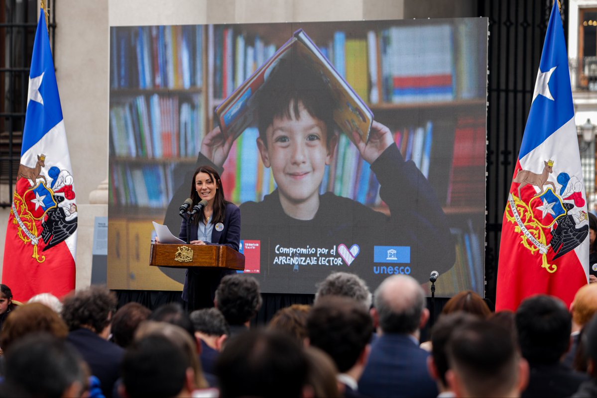 Mineduc's tweet photo. 📚 En Por un Chile que Lee, reafirmamos nuestro compromiso con la meta 2030: que todos los niños y niñas lean comprensivamente antes de terminar 2° básico.

Desde el Mineduc, trabajamos para fortalecer los aprendizajes desde los primeros años. https://t.co/UTqNqU7kWi